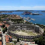 Family Friendly Apartments With A Swimming Pool Pula - 22040