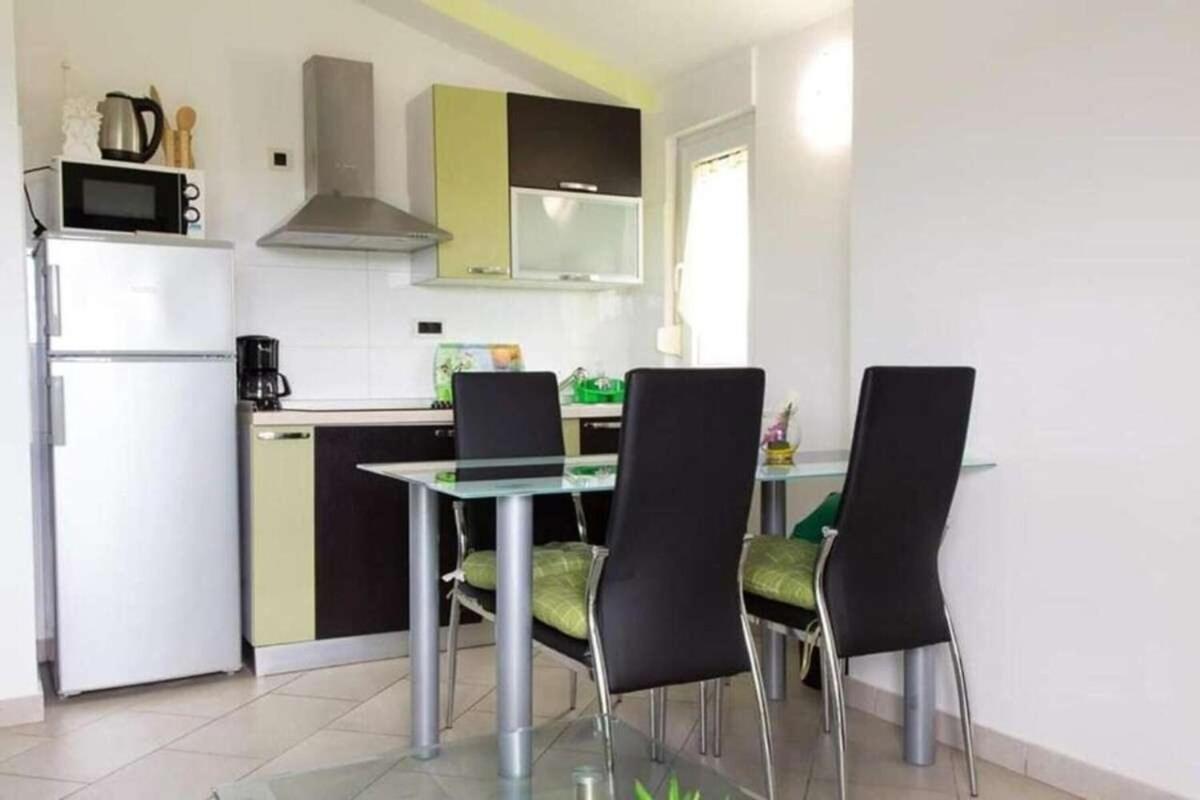 Apartman Family Friendly With A Swimming Pool - 22040 Pula