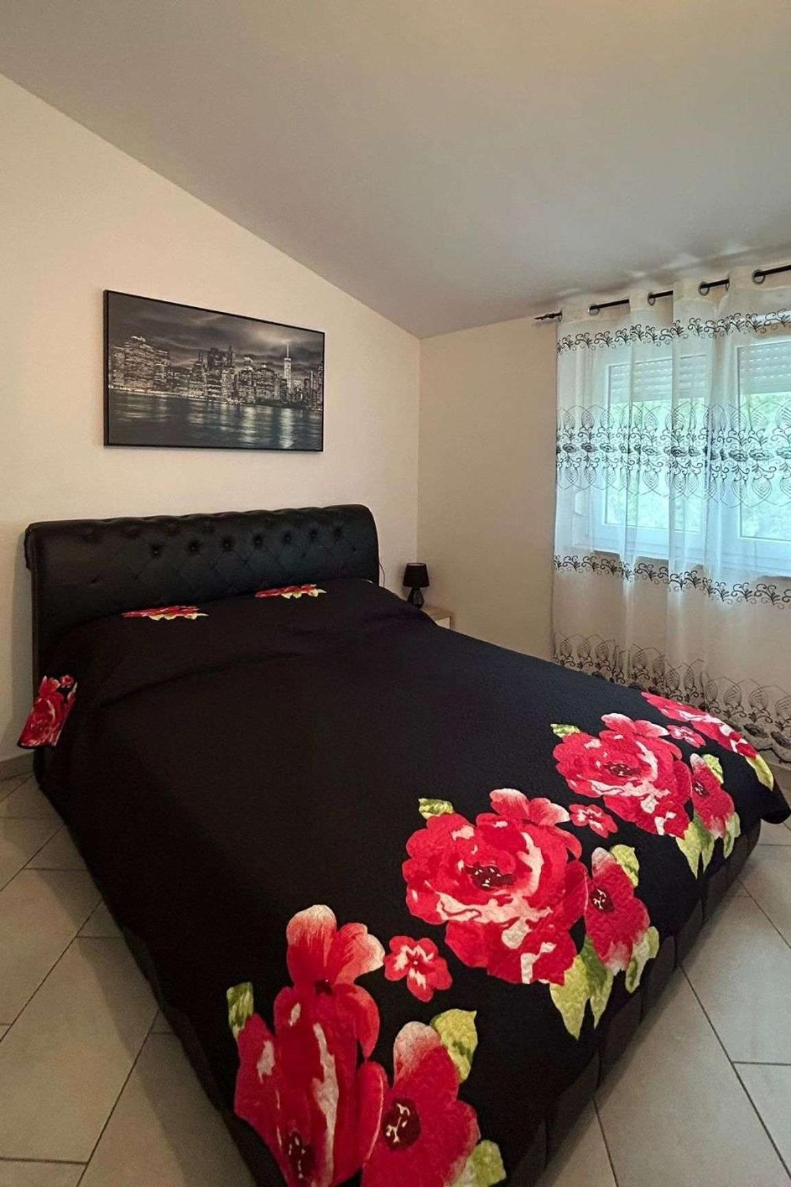 Family Friendly With A Swimming Pool - 22040