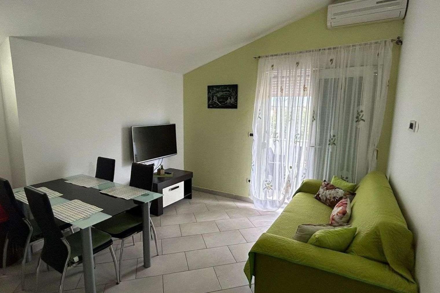 Family Friendly With A Swimming Pool - 22040 Apartman
