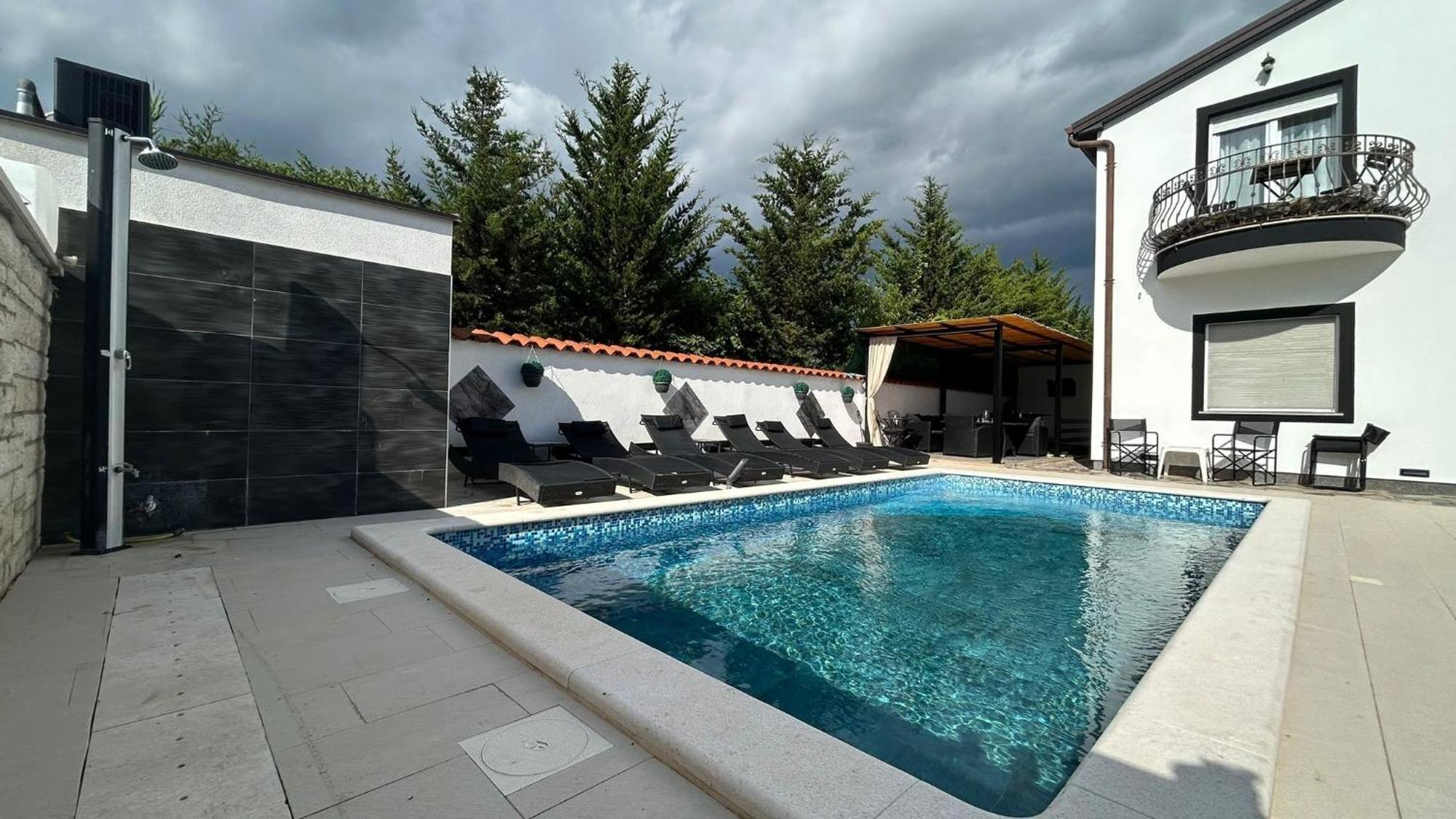 Family Friendly With A Swimming Pool - 22040 Apartman Pula
