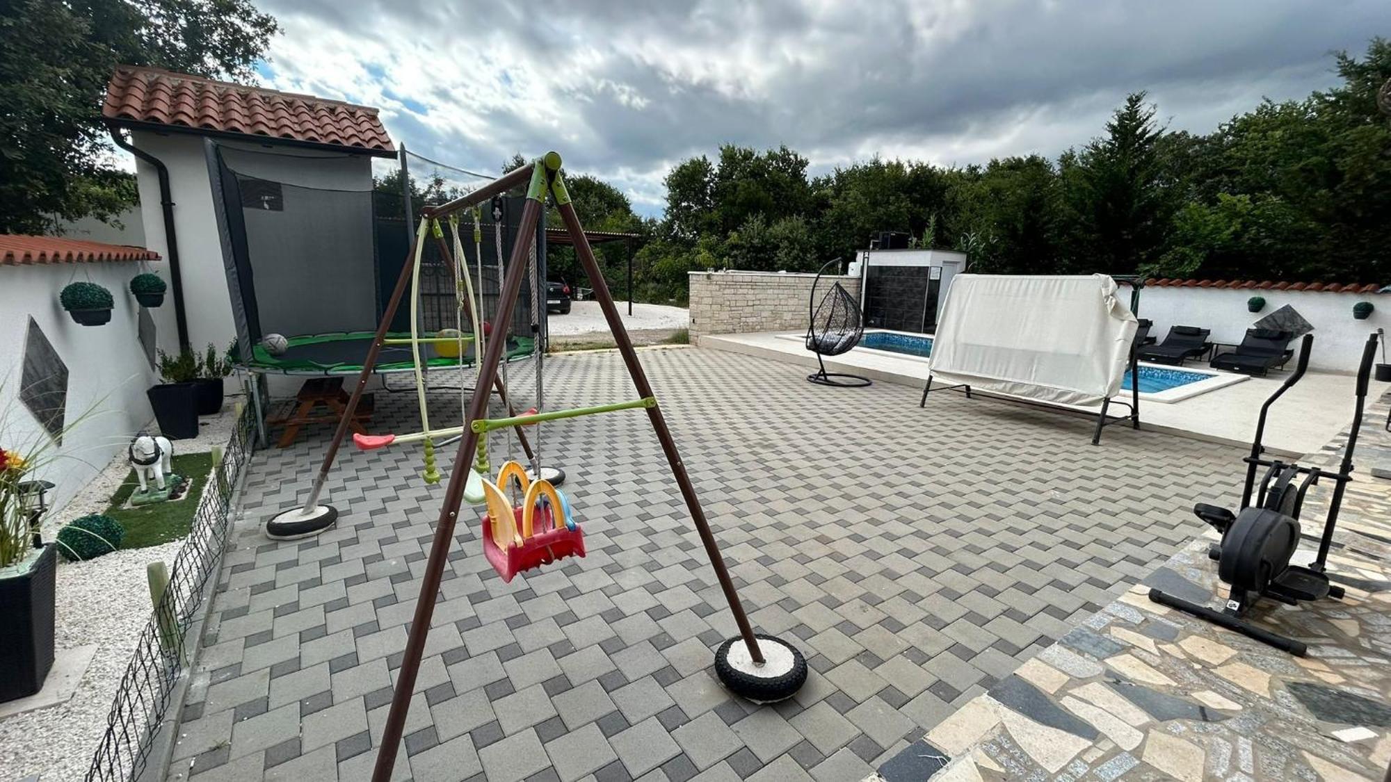 Apartman Family Friendly With A Swimming Pool - 22040 Pula