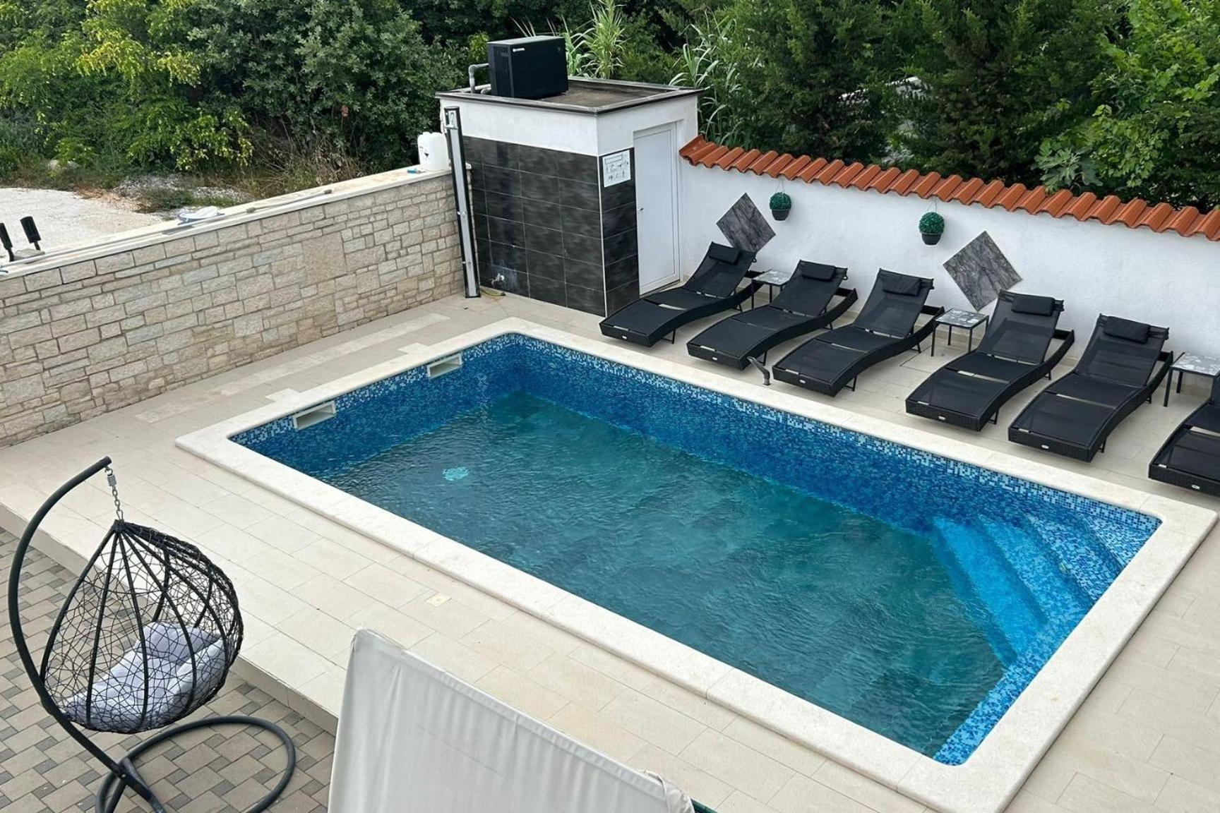 Family Friendly With A Swimming Pool - 22040 *