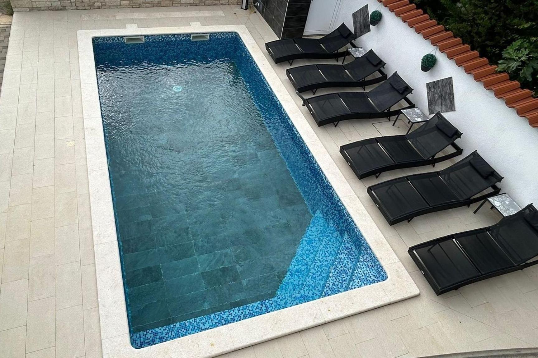 Family Friendly With A Swimming Pool - 22040 * Pula