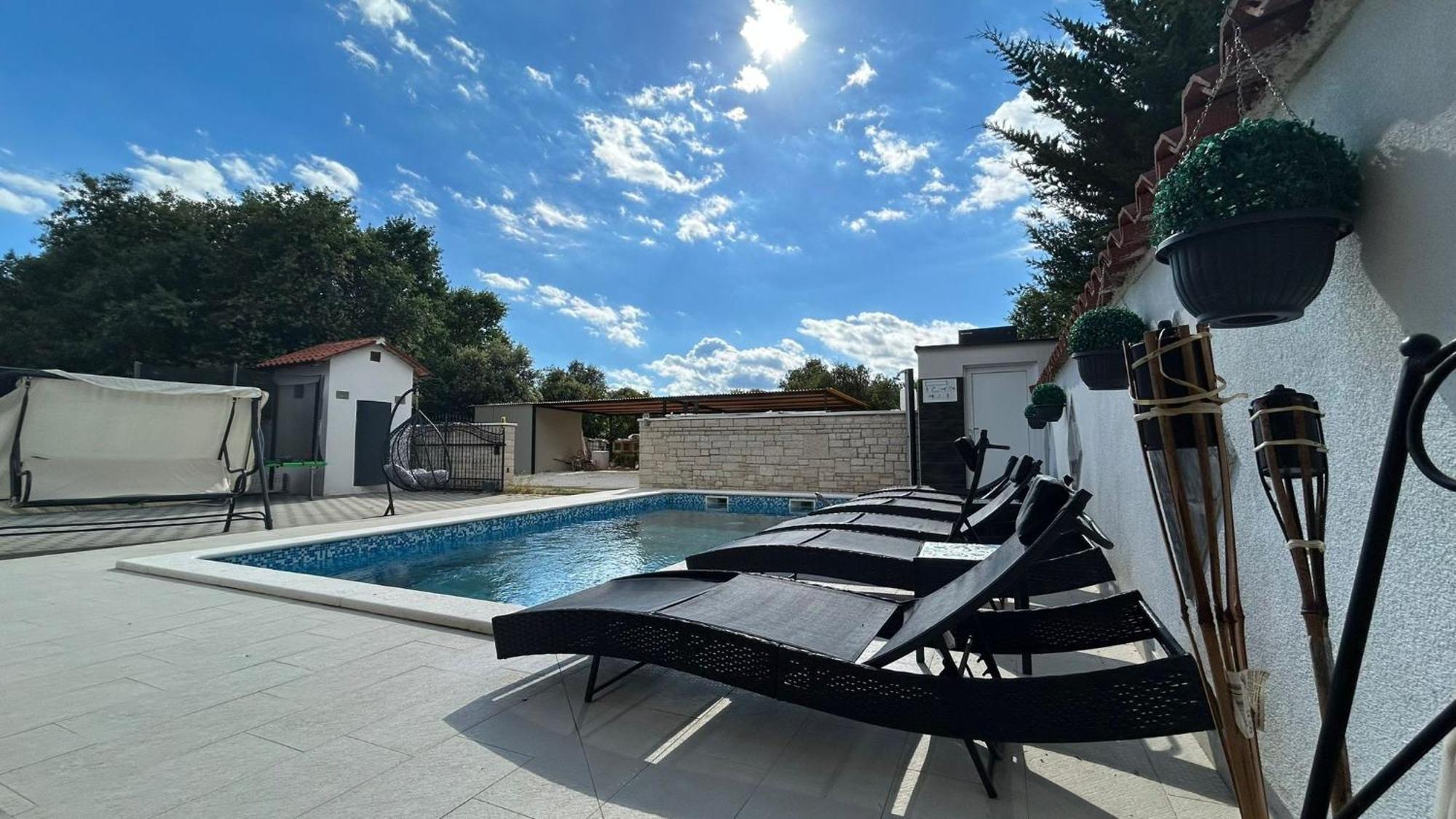 Apartman Family Friendly With A Swimming Pool - 22040 Pula