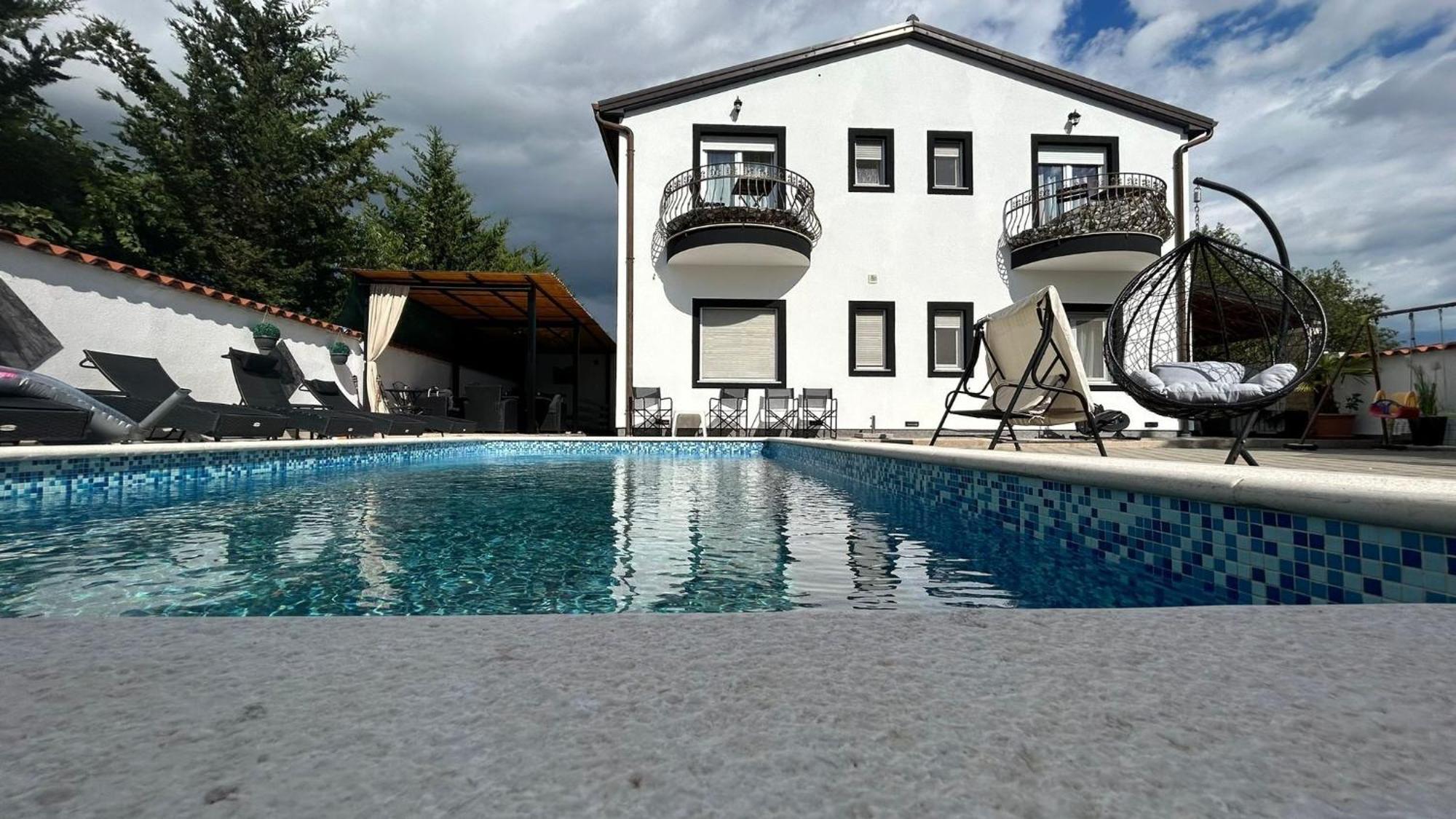 Family Friendly With A Swimming Pool - 22040 *