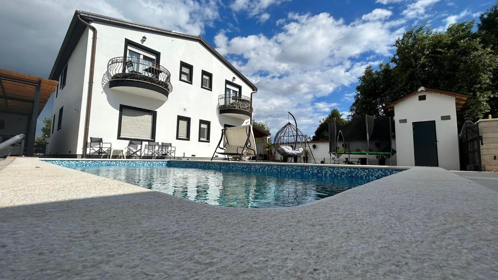 Family Friendly With A Swimming Pool - 22040 Pula