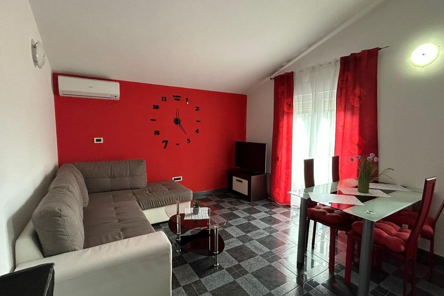 Family Friendly With A Swimming Pool - 22040 Pula